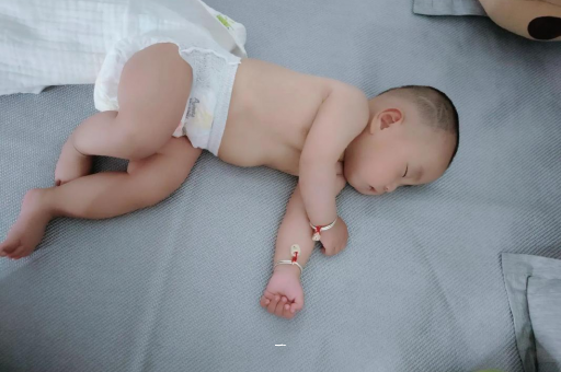 江阴宝宝胳膊上起红疙瘩